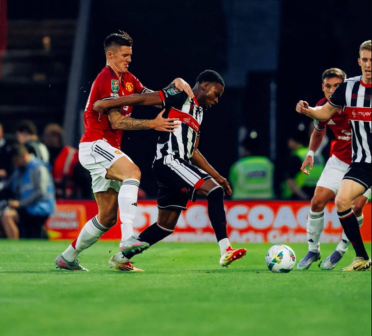 AG平台-足球联赛中球队实力悬殊，胜负乃球场事宜(足球各个联赛)